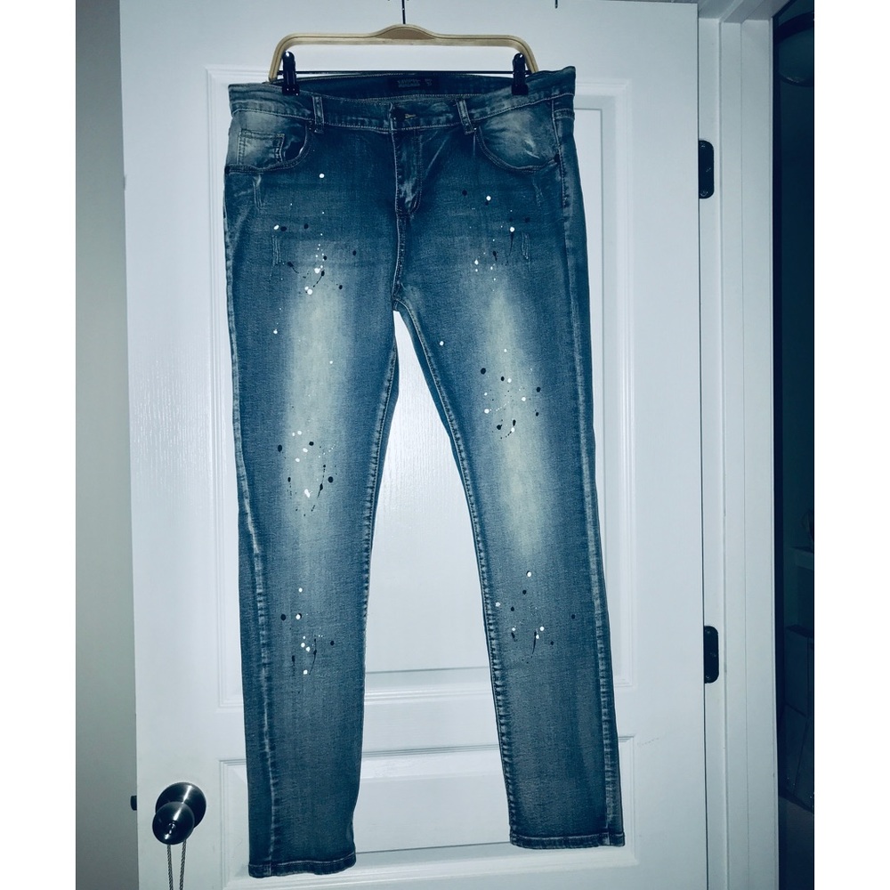 FREE TEE/ TRESTLES SUPPLY CO DISTRESSED JEANS